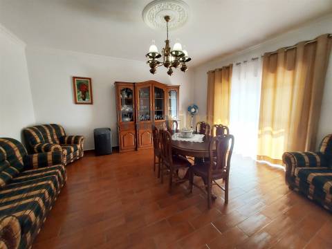 Moradia Térrea T3 com Jardim e Terreno Amplo a 5 Min de Tomar