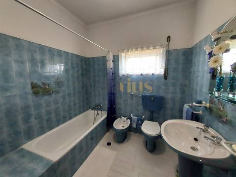 Moradia Térrea T3 com Jardim e Terreno Amplo a 5 Min de Tomar