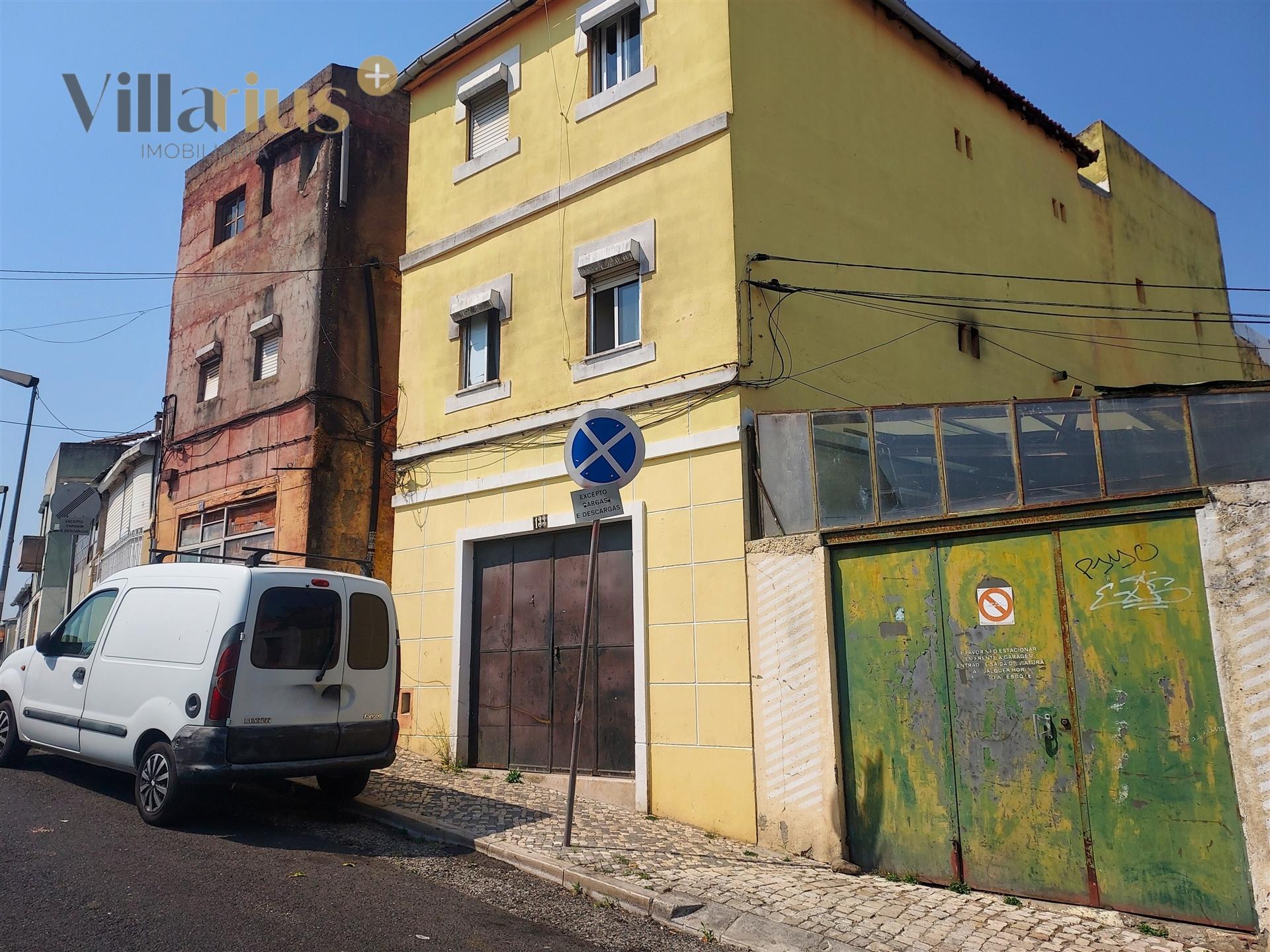 Casa com Terraço para Renovar  – Campolide, Lisboa