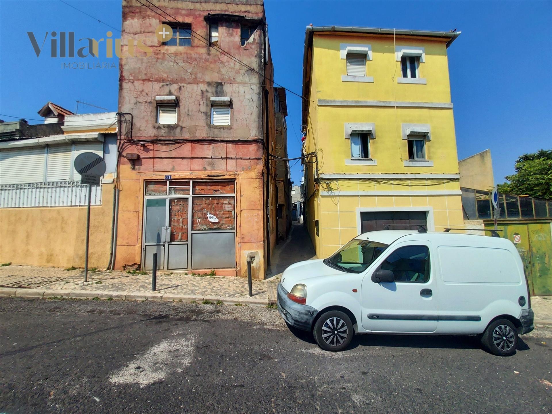 Casa com Terraço para Renovar  – Campolide, Lisboa