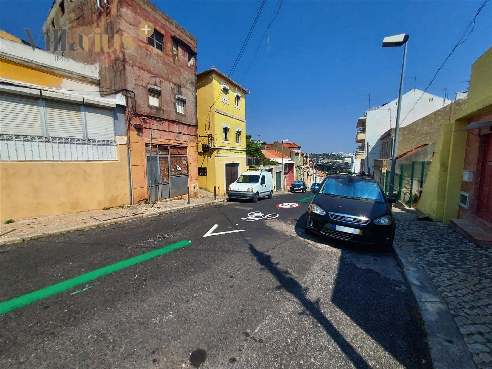 Casa com Terraço para Renovar  – Campolide, Lisboa