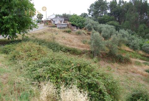 Terreno com viabilidade de construção a 3 min. da praia fluvial