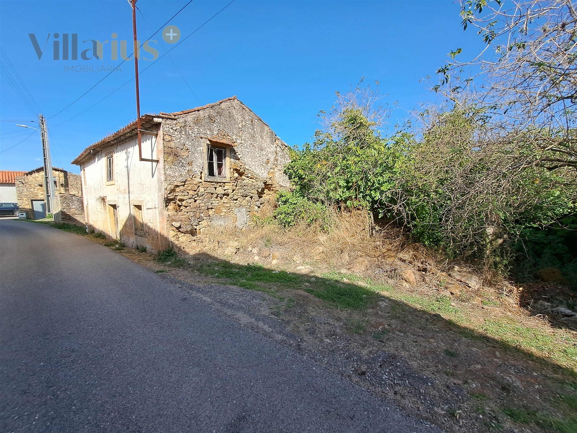 Moradia em Pedra T4 para Recuperar – Casais e Alviobeira, Tomar