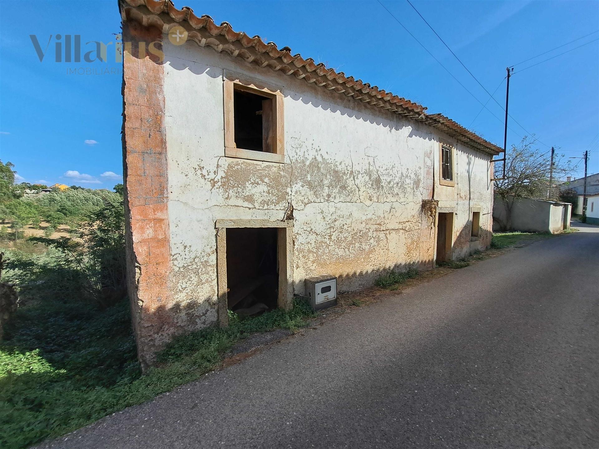 Moradia em Pedra T4 para Recuperar – Casais e Alviobeira, Tomar