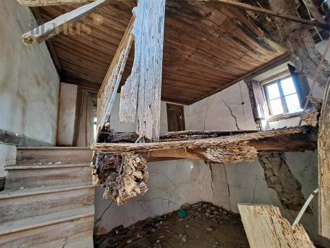Moradia em Pedra T4 para Recuperar – Casais e Alviobeira, Tomar