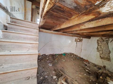 Moradia em Pedra T4 para Recuperar – Casais e Alviobeira, Tomar