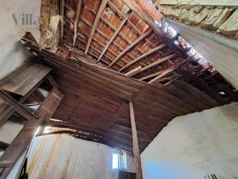 Moradia em Pedra T4 para Recuperar – Casais e Alviobeira, Tomar