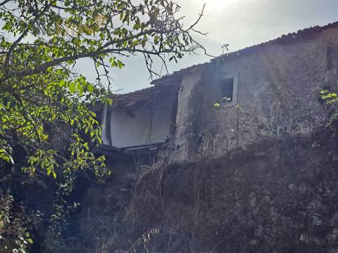 Moradia em Pedra T4 para Recuperar – Casais e Alviobeira, Tomar