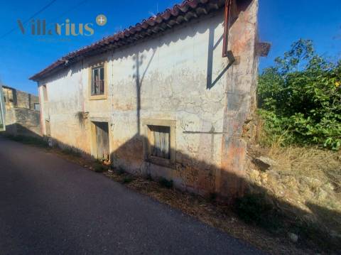 Moradia em Pedra T4 para Recuperar – Casais e Alviobeira, Tomar