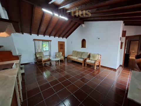 Moradia Térrea com Terreno Extenso a 3 min de Alverangel