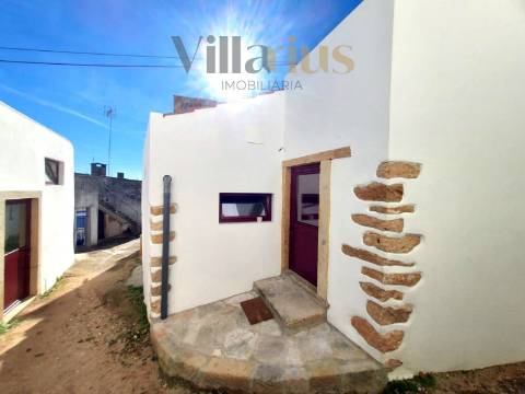 Moradia Térrea Remodelada em Tomar | 2 Quartos e Jardim