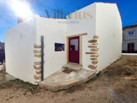 Moradia Térrea Remodelada em Tomar | 2 Quartos e Jardim