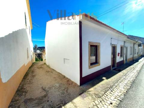 Moradia Térrea Remodelada em Tomar | 2 Quartos e Jardim