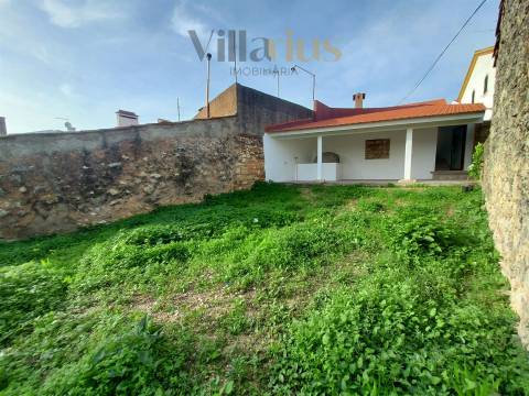 Moradia Térrea Remodelada em Tomar | 2 Quartos e Jardim