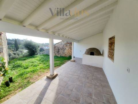 Moradia Térrea Remodelada em Tomar | 2 Quartos e Jardim