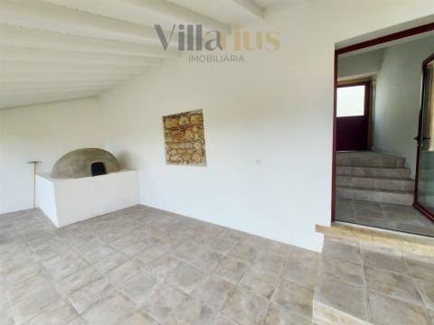 Moradia Térrea Remodelada em Tomar | 2 Quartos e Jardim