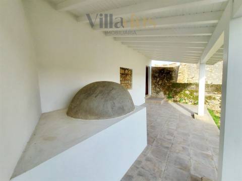 Moradia Térrea Remodelada em Tomar | 2 Quartos e Jardim