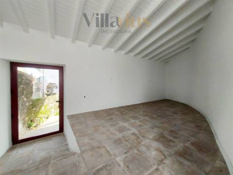 Moradia Térrea Remodelada em Tomar | 2 Quartos e Jardim