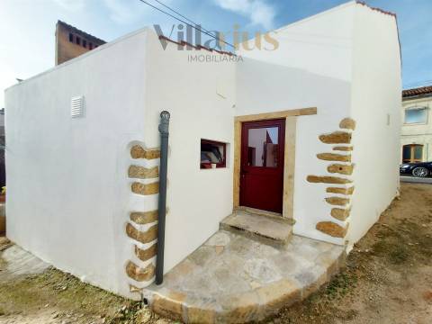 Moradia Térrea Remodelada em Tomar | 2 Quartos e Jardim