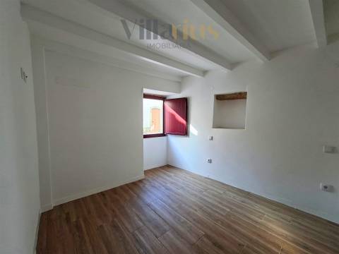 Moradia Térrea Remodelada em Tomar | 2 Quartos e Jardim
