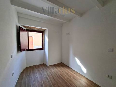 Moradia Térrea Remodelada em Tomar | 2 Quartos e Jardim