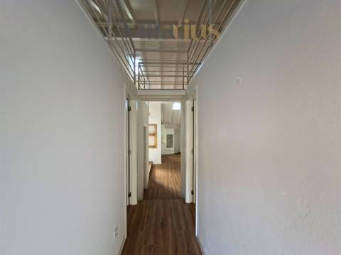 Moradia Térrea Remodelada em Tomar | 2 Quartos e Jardim