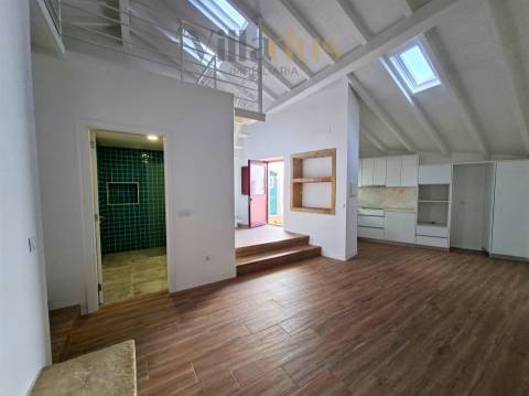 Moradia Térrea Remodelada em Tomar | 2 Quartos e Jardim