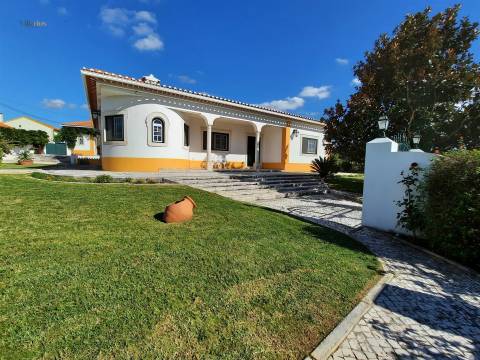 Moradia Térrea com Piscina e Terreno em São Pedro de Tomar | Villarius