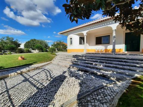 Moradia Térrea com Piscina e Terreno em São Pedro de Tomar | Villarius