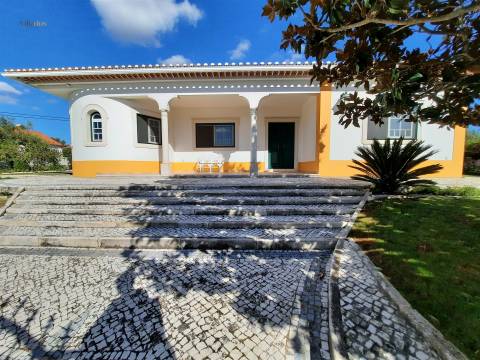 Moradia Térrea com Piscina e Terreno em São Pedro de Tomar | Villarius