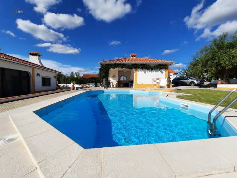 Moradia Térrea com Piscina e Terreno em São Pedro de Tomar | Villarius