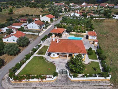 Moradia Térrea com Piscina e Terreno em São Pedro de Tomar | Villarius