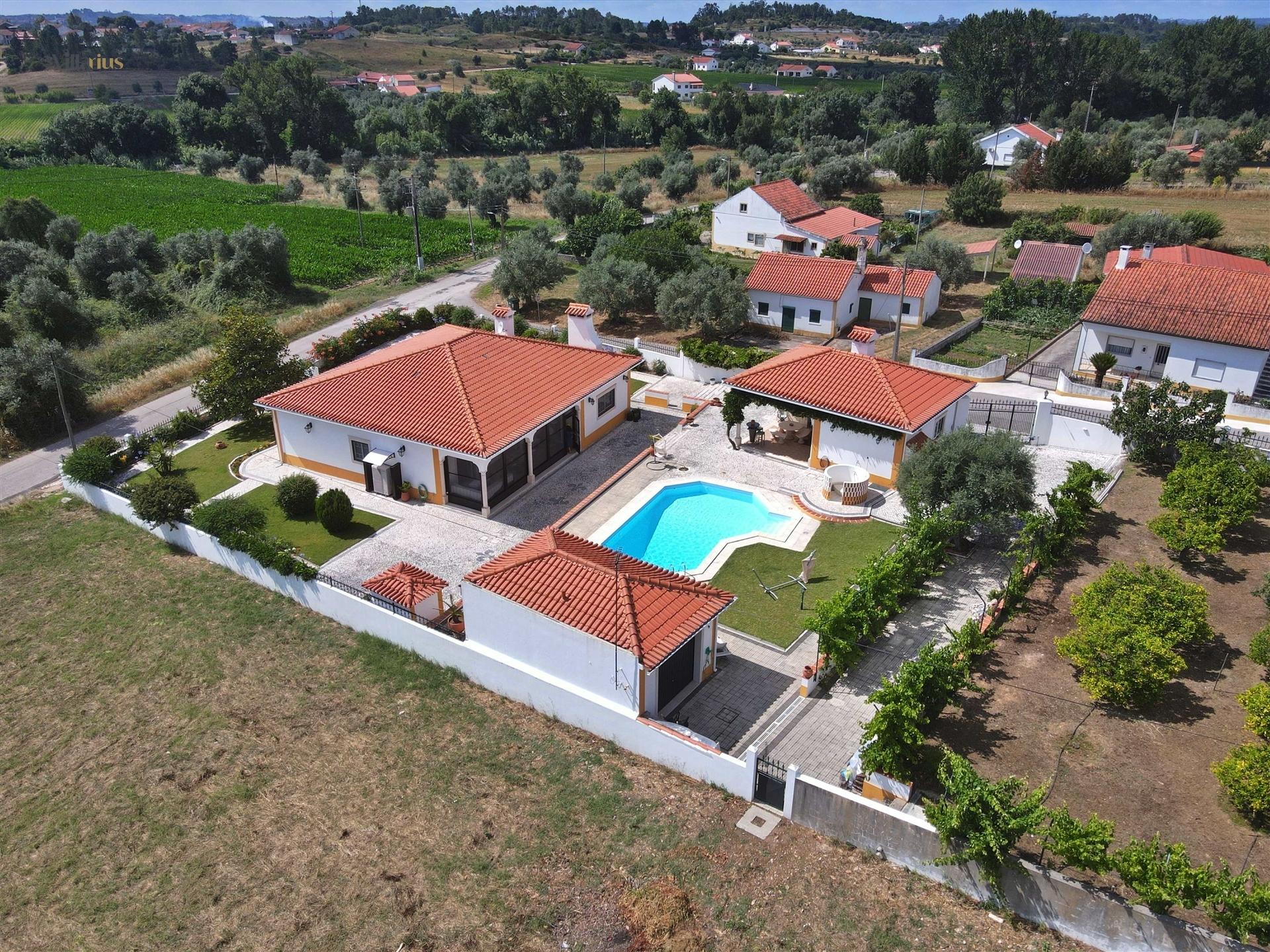 Moradia Térrea com Piscina e Terreno em São Pedro de Tomar | Villarius
