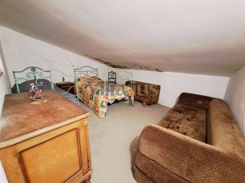 Moradia Térrea T4 com Adega, Tertúlia e 7.520 m² de Natureza — Ferreira do Zêzere