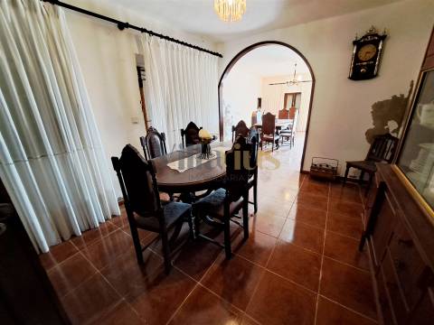Moradia Térrea T4 com Adega, Tertúlia e 7.520 m² de Natureza — Ferreira do Zêzere