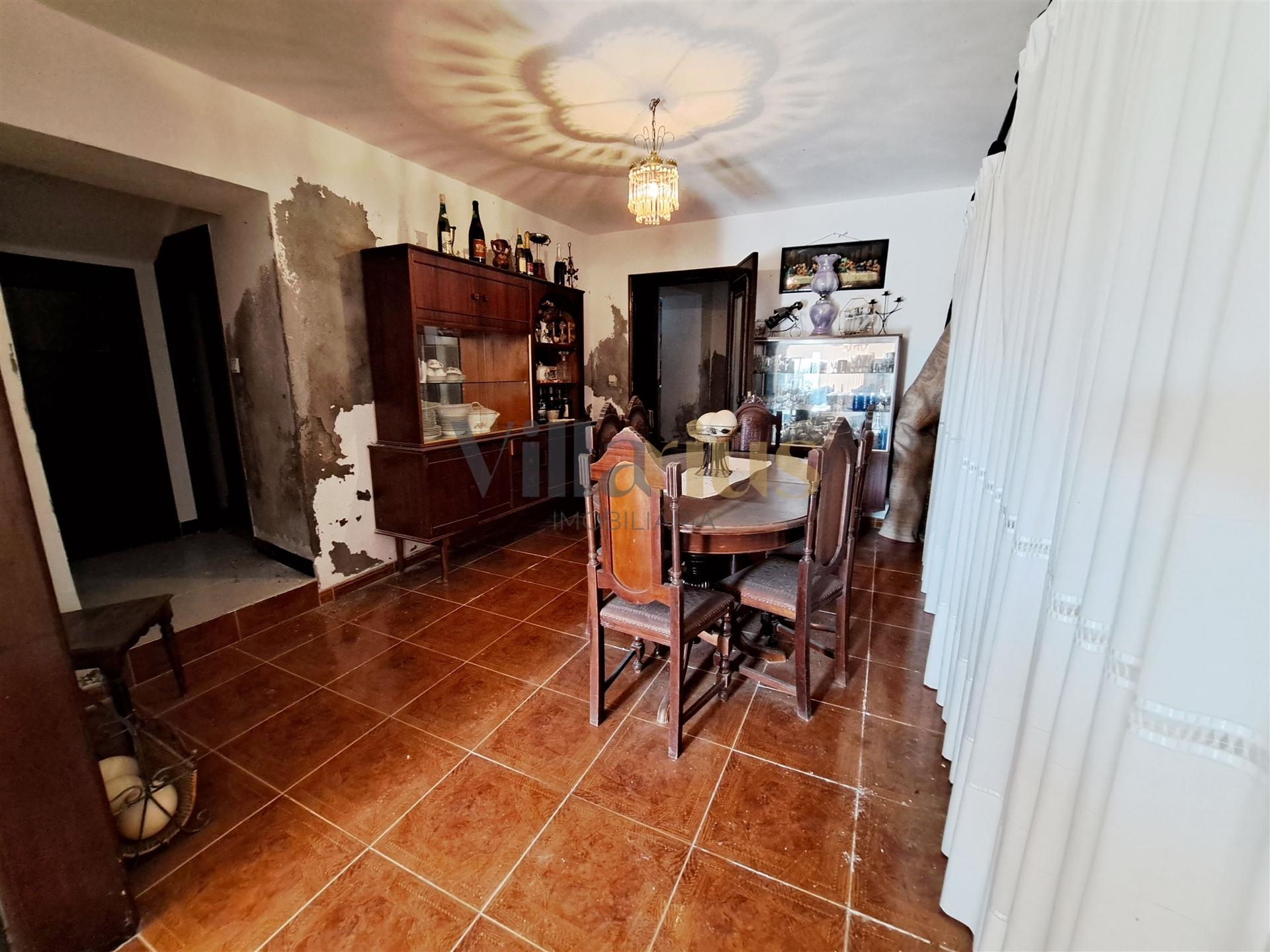 Moradia Térrea T4 com Adega, Tertúlia e 7.520 m² de Natureza — Ferreira do Zêzere