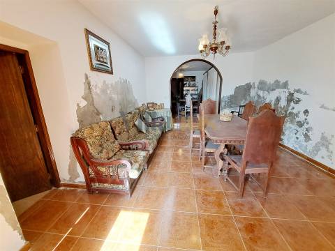 Moradia Térrea T4 com Adega, Tertúlia e 7.520 m² de Natureza — Ferreira do Zêzere