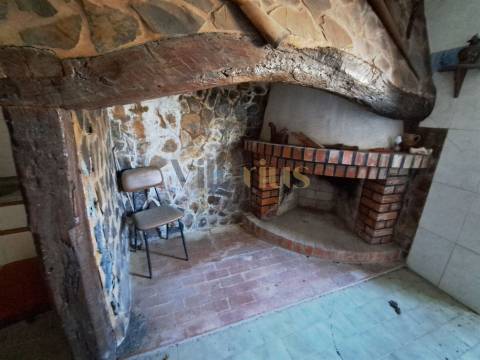 Moradia Térrea T4 com Adega, Tertúlia e 7.520 m² de Natureza — Ferreira do Zêzere