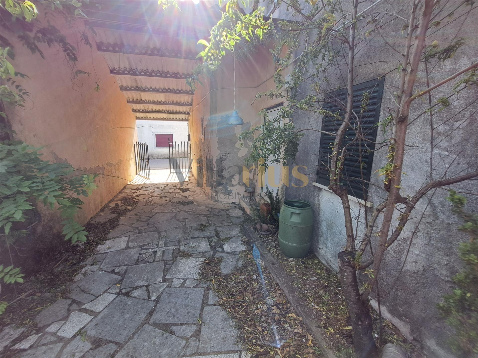 Moradia Térrea T4 com Adega, Tertúlia e 7.520 m² de Natureza — Ferreira do Zêzere