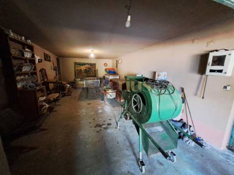 Moradia Térrea T4 com Adega, Tertúlia e 7.520 m² de Natureza — Ferreira do Zêzere