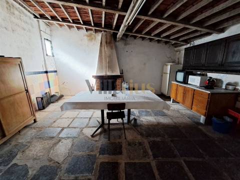 Moradia Térrea T4 com Adega, Tertúlia e 7.520 m² de Natureza — Ferreira do Zêzere