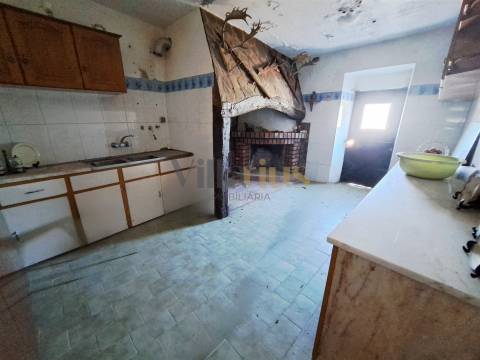 Moradia Térrea T4 com Adega, Tertúlia e 7.520 m² de Natureza — Ferreira do Zêzere