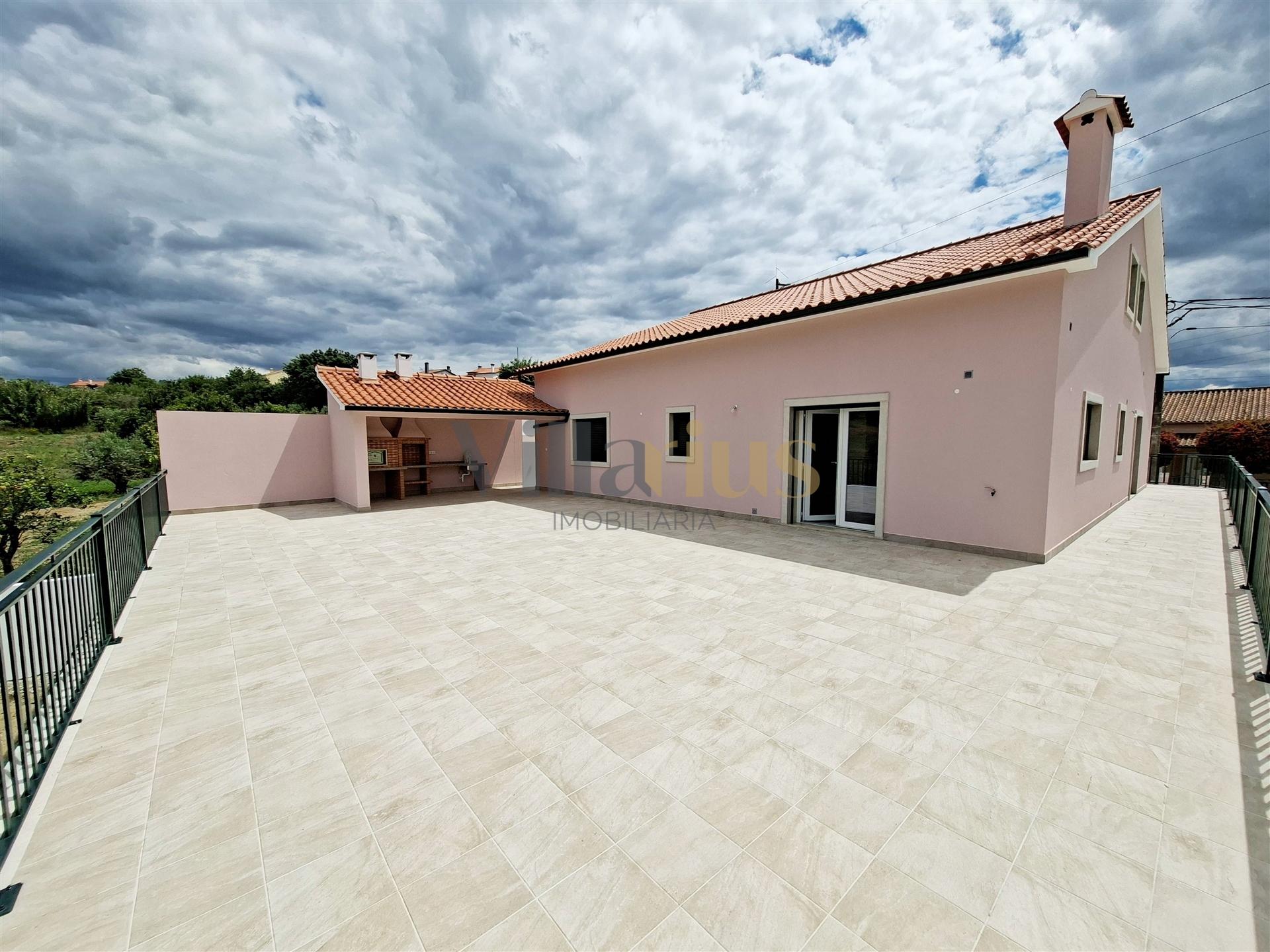 Moradia T3 com 402 m² de Construção, Garagem para 9 Viaturas e Espaços de Convívio — Tomar