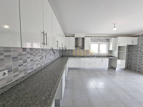Moradia T3 com 402 m² de Construção, Garagem para 9 Viaturas e Espaços de Convívio — Tomar