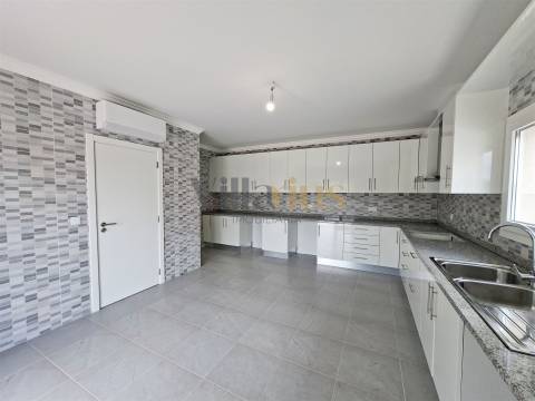 Moradia T3 com 402 m² de Construção, Garagem para 9 Viaturas e Espaços de Convívio — Tomar