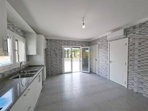 Moradia T3 com 402 m² de Construção, Garagem para 9 Viaturas e Espaços de Convívio — Tomar