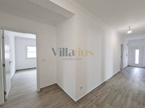 Moradia T3 com 402 m² de Construção, Garagem para 9 Viaturas e Espaços de Convívio — Tomar