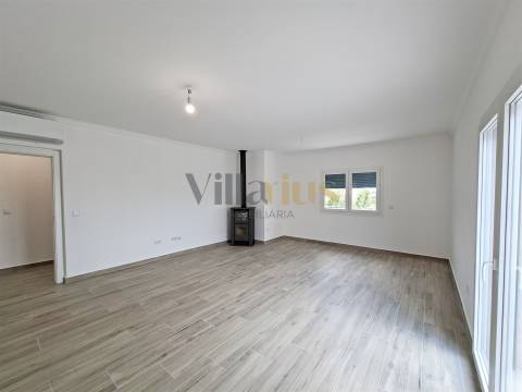 Moradia T3 com 402 m² de Construção, Garagem para 9 Viaturas e Espaços de Convívio — Tomar