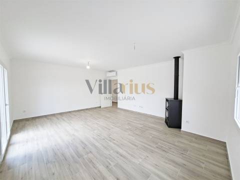 Moradia T3 com 402 m² de Construção, Garagem para 9 Viaturas e Espaços de Convívio — Tomar