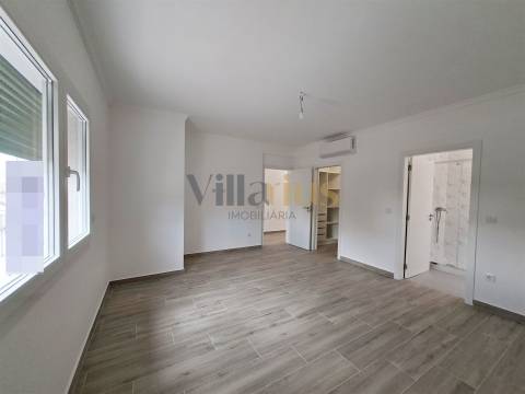 Moradia T3 com 402 m² de Construção, Garagem para 9 Viaturas e Espaços de Convívio — Tomar